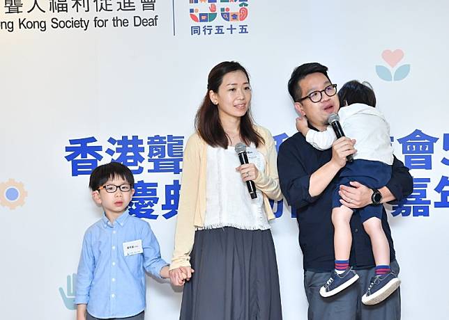 人工耳蝸植入者天藍(左1)的父母分享手術對孩子的影響及重要性。
