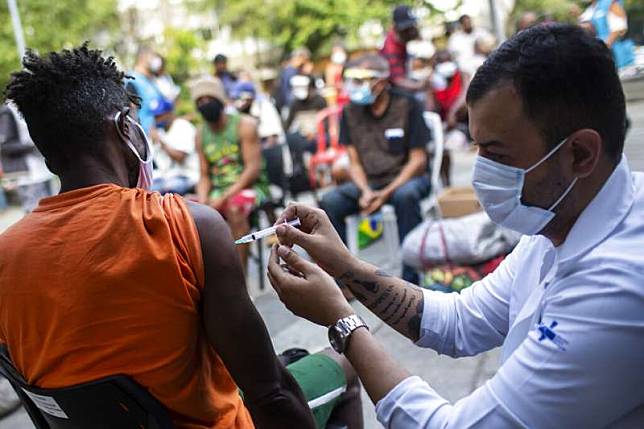 巴西民眾正在接受新冠疫苗注射。（美聯社）