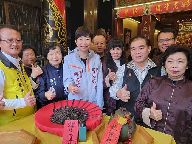 台南和勝堂與普濟協會舉辦第六屆年度「封平安茶」活動，民眾共同祈福，分享神明加持的整年福氣。（記者林雪娟攝）