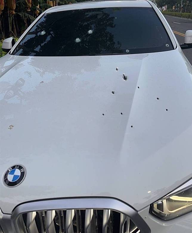 被開槍的白色BMW車輛彈痕累累。(民眾提供)