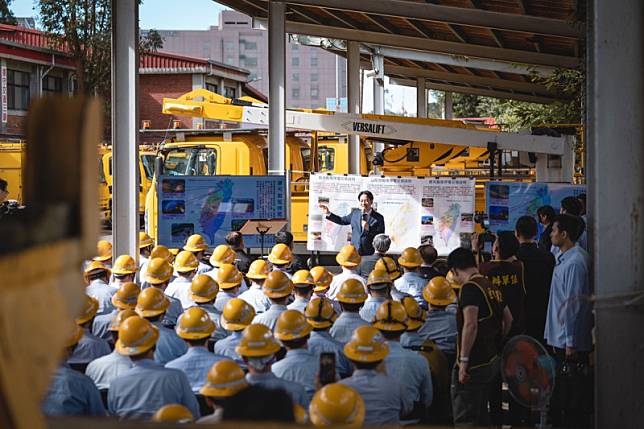 總統賴清德前往台電北南區處木柵配電中心，慰勉台電颱風搶修復電人員。 圖：總統府提供