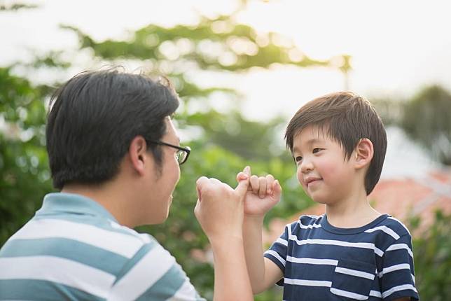爸爸溫柔的謊言，只想兒子可以快樂地生活下去。（Shutterstock）