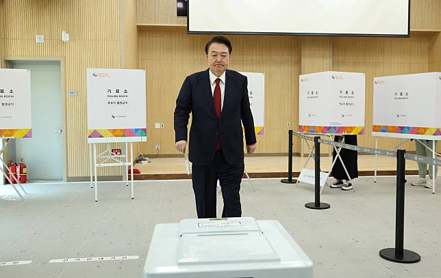 2024年4月5日，南韓總統尹錫悅在釜山一處投票所示範提前投票。路透社