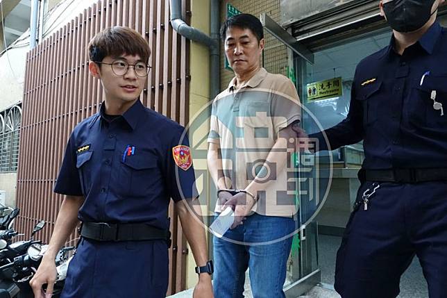 吳哲銘2日遭拘提後解送新北地檢署，他立即說律師在路上，他要向法院聲請提審，並強調是監獄放他出來的。