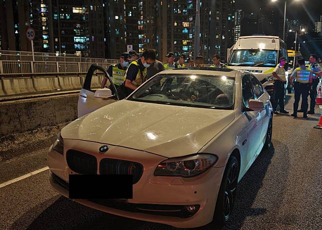 私家車青荃路遇查，司機涉藥駕等罪被捕。