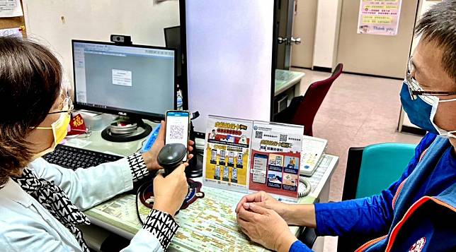 高榮南院推廣虛擬健保卡教導眾下載ＡＰＰ，提升就醫便利性。　（高榮南院提供）