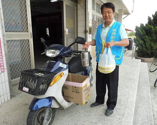 佳里區下營里長林秉達為關懷據點的長輩送餐，一送就長達十九年。（記者盧萍珊攝）