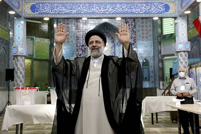 伊朗大選最具聲望的強硬派候選人萊希，18日前往德黑蘭投票所投下神聖的一票，並向媒體揮手致意。
（達志影像／美聯社）