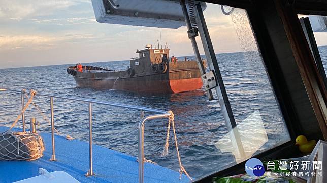 自中國大陸的100 噸鐵殼船許越界出現在苗栗龍鳳外18浬處。