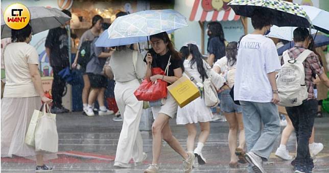 今午後「降雨熱區」曝光　北、東部看到月亮機會低