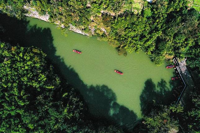 An aerial drone photo shows tourists taking sightseeing boats at Huangguoshu Scenic Area in Anshun City, southwest China's Guizhou Province, Nov. 14, 2024. (Xinhua/Yang Wenbin)