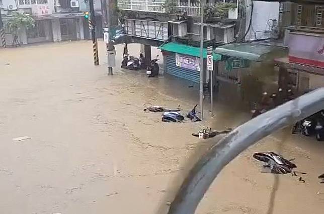 北市內湖路三段淹水，機車倒一整排。翻攝高嘉瑜社群