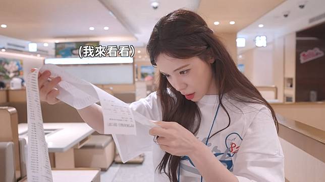 李多慧為慶祝個人YouTube頻道突破百萬訂閱大關，日前霸氣包場海底撈宴請200名粉絲同歡。網路上曾一度瘋傳該場聚餐總花費高達80萬元，對此李多慧親自在影片中公開結帳明細，還原真實的驚人開銷。（翻攝自youtube/이다혜 李多慧）