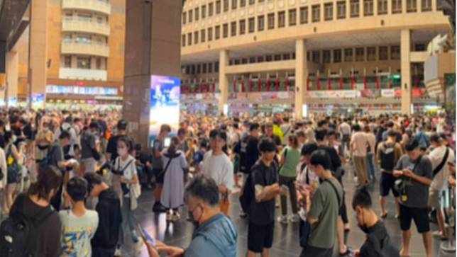 北車滿滿人潮，幾乎都是「Pokémon GO 」玩家。Threads@elviszeng授權提供