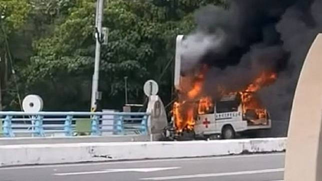 2025年1月18日，彰化縣員林市發生救護車和機車碰撞，救護車起火燃燒，且傳出爆炸聲。取自weilun_nn脆