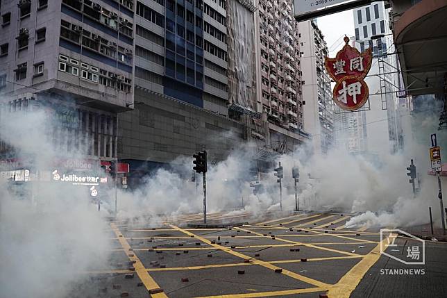 鑑於路面及交通仍有不穩定因素，香港教育局宣布，全港學校（包括幼稚園、小學、中學及特殊學校）明日周二（‪19日‬）繼續停課。   圖：擷取自立場新聞臉書(資料照片)