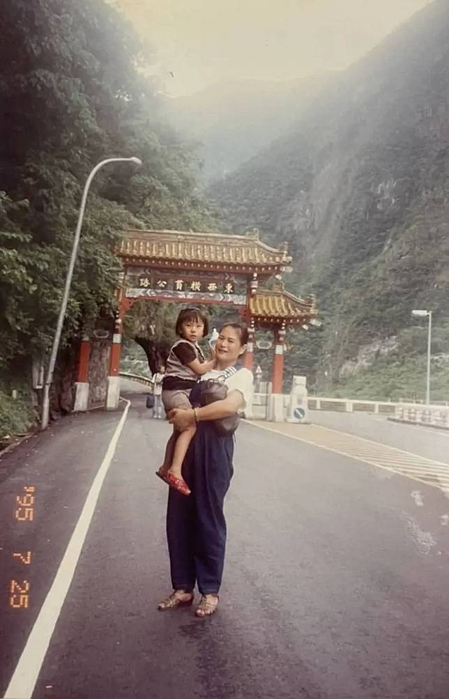    ▲小詩小時候和媽媽的合照。（圖／兒福聯盟提供）  
