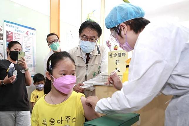 市長黃偉哲（中）前往診所關心兒童施打BNT疫苗情形。（市府提供）