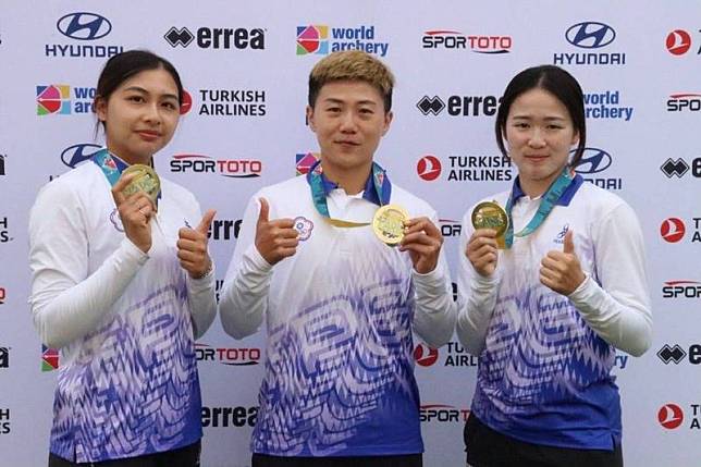 台灣女團射下女子反曲弓團體金牌，本週世界排名躍居第3。(射箭協會提供)