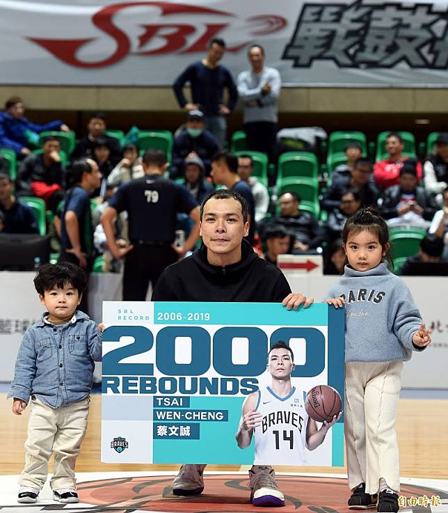 蔡文誠拿下生涯第2000顆籃板球。(記者方賓照攝)
