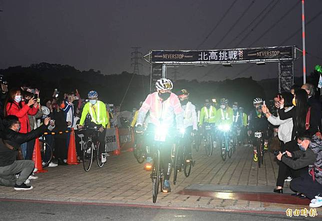 柯文哲一日北高單行,一早在關渡宮前出發,行前並接受媒體訪問。(記者田裕華攝)