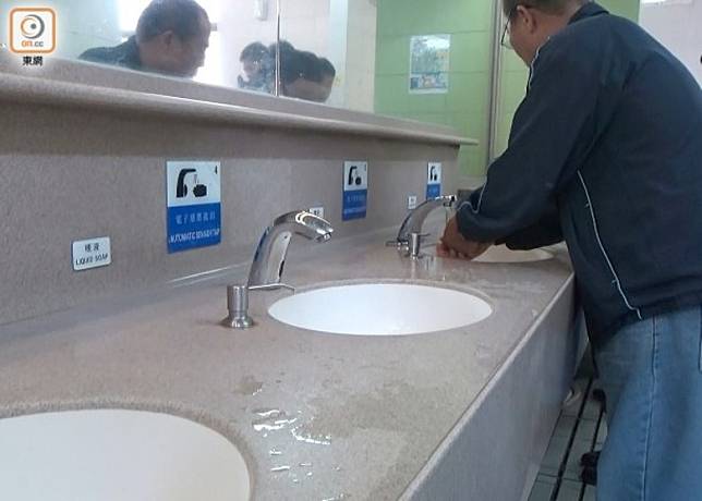 醫生認為公廁改用自動式水龍頭是最理想，以防惡菌散播。