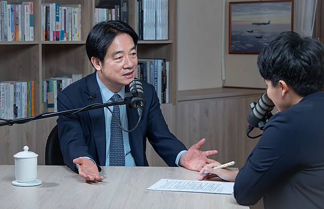 總統賴清德（左）日前在專訪中，以公司併購比喻兩岸，引發在野砲轟。（資料照，總統府提供）