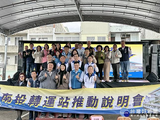 游立委許縣長王副縣長及嘉賓們都期待南投轉運站順利完工。（記者扶小萍攝)