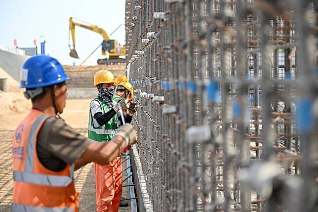 Workers are seen at a construction site in Xiong'an New Area, north China's Hebei Province, June 26, 2024. (Xinhua/Mu Yu)