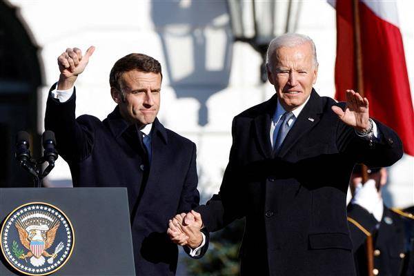 法國總統馬克宏（左）赴美進行國是訪問，1日與美國總統拜登會面。路透社