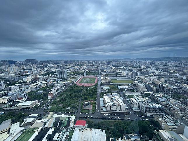 台中海線地區今天下午突發14萬1739戶大停電，清水、沙鹿、梧棲、大甲等區瞬間陷入漆黑。記者黑中亮／攝影