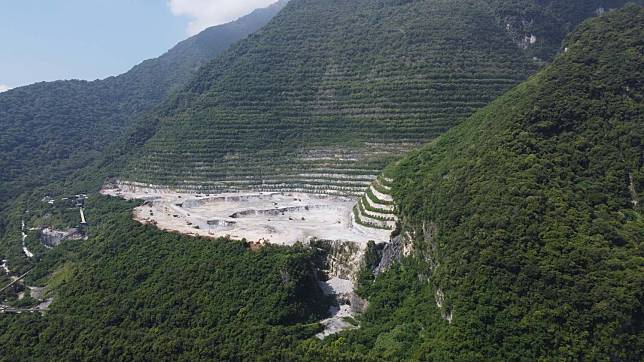 新城山礦場，從1974年海拔700多公尺挖到現在，已經挖掉一整個山頭，目前海拔高度僅剩不到200公尺。   圖：擷取自反亞泥，還我傳統領域自救會 臉書