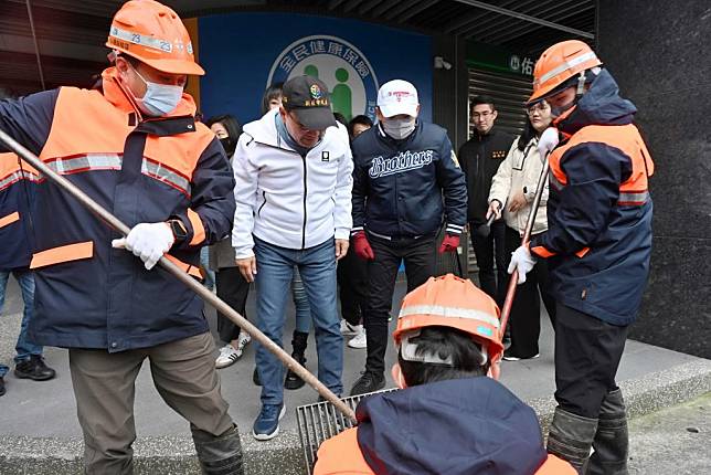 新北市環保局在林口市場舉行年終大掃除，市長侯友宜推廣不塑市場，鼓勵市民買菜自己「袋」。　（記者吳瀛洲攝）