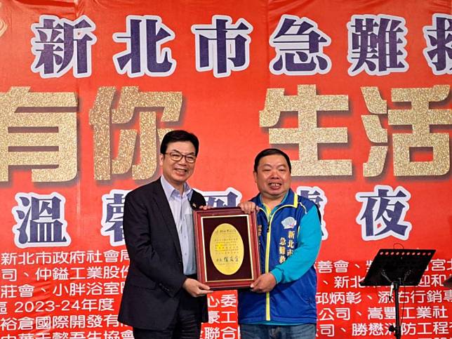 劉和然副市長代表侯友宜市長頒贈感謝牌給張基聖理事長。(新北市社會局提供)