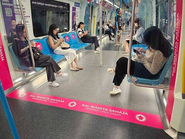 大馬吉隆坡快捷通公司2023年在地鐵加影線（MRT Kajang Line）的每輛列車內設女性專用車廂（圖）。 中央社記者黃自強吉隆坡攝 113年6月25日