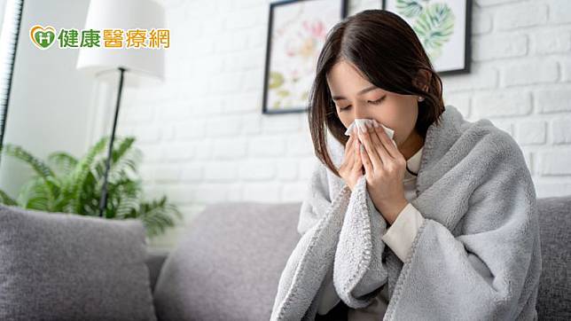 流感在症狀上主要為發熱、咳嗽、咽痛、口乾、流鼻涕、鼻塞、頭痛、全身痠痛、乏力，部分患者會有嘔吐或腹瀉的症狀