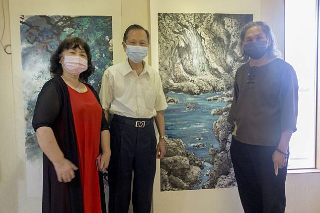 跟隨何木火大師（右一）習畫二十八年的張淑雅（左一）師生與蕭清杰董事長共同合影。（記者黃志炫攝）