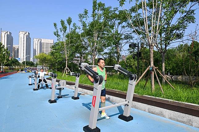 People exercise at a city park in north China's Tianjin Municipality, Aug. 8, 2024. (Xinhua/Sun Fanyue)