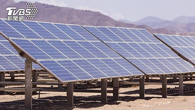 議員質疑太陽能光電板是高溫幫凶，氣象局闢謠。（示意圖／TVBS）