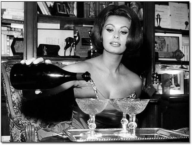 SOPHIA LOREN POURING CHAMPAGNE