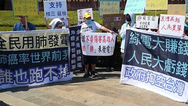 黃國昌今與黨團副總召張啓楷、立委林國成、劉書彬成員及國民黨高雄市議員邱于軒、白喬茵赴興達電廠考察。民眾黨團提供