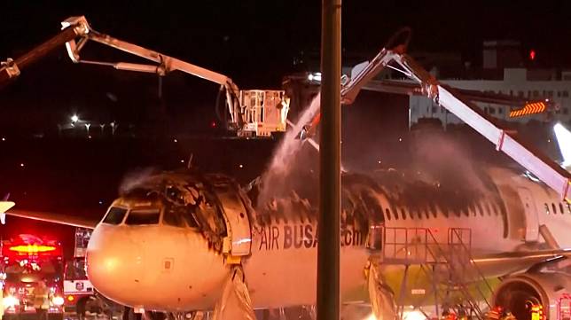 釜山航空一架客機昨日晚間在金海機場起火。（圖／美聯社）