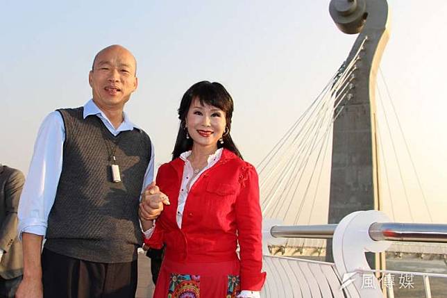資深女星張琍敏（右）表示，高雄市長韓國瑜（左）是極力要找出3000億元弊案答案的人，呼籲高雄人好好思考。（資料照，高雄市政府提供）