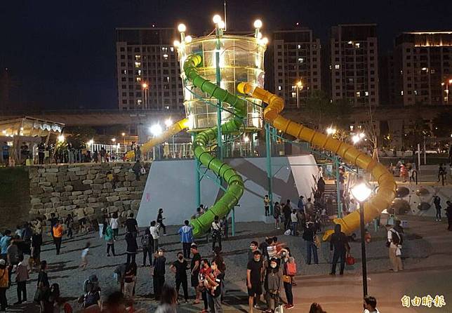 太平馬卡龍公園啟用後吸引眾多市民來體驗，特色遊戲場入夜後仍有滿滿的人潮，家長希望管控安全措施能再加強。(記者陳建志攝)
