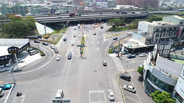 三爺溪萬代橋改建工程持續進行，仁德往市區車輛二十九日改道。（市府提供）