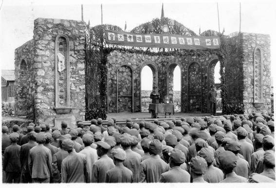 1954年綠島監管人犯的新生訓導處舉行慶祝總統復行視事四週年大會。（唐燕妮提供 • 台灣游藝 數位複製）