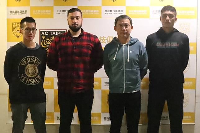 陳信安教練、西班牙教練ABEL、黃偉傑及蔡孟辰合照。（AC台北競技提供）