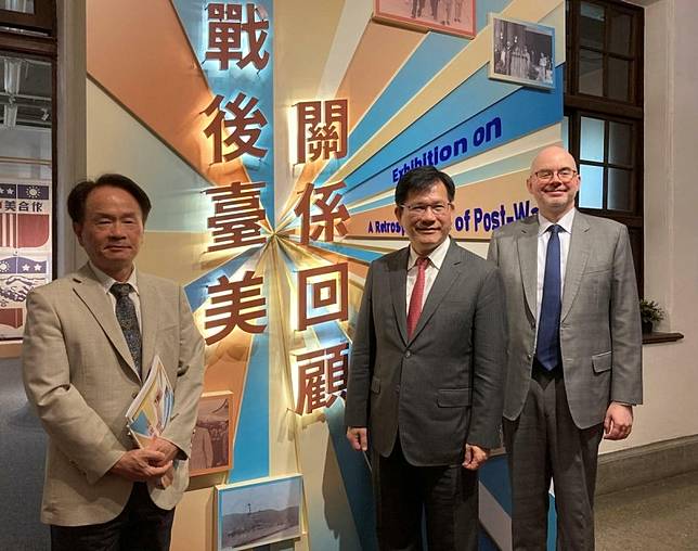 AIT處長谷立言(右)與外交部長林佳龍參觀國史館，由館長陳儀深(左)接待。 圖：國史館提供