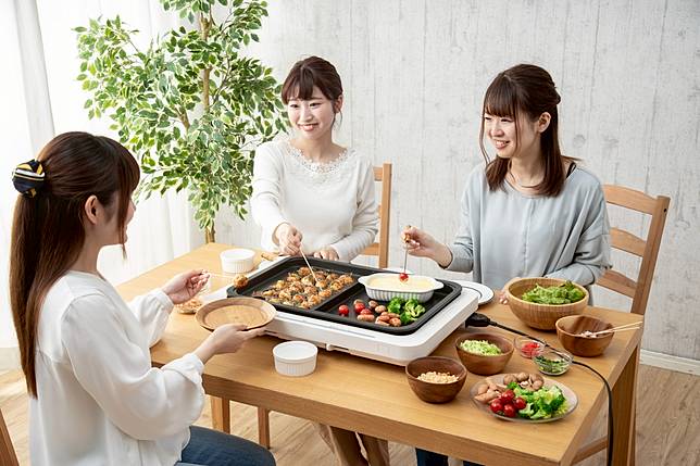 「IRIS左右溫控電烤盤」（限店販售），可左右獨立溫度調節，兩邊可製作不同料理，也可一邊保溫、一邊料理美食！（圖片提供/台隆手創館https://lin.ee/xVVPAwv）