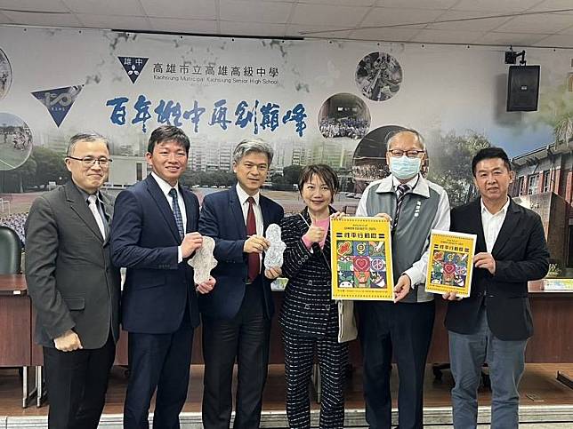 立法院教育及文化委員會23日安排前往高雄中學考察性平教育現況與挑戰，民進黨籍立委范雲（右3）、許智傑（右）、雄中校長莊福泰（右2）、高雄市教育局長吳立森（左2）等人會談後合影。中央社記者林巧璉攝114年1月23日